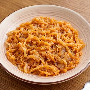 Капуста тушёная с морковью и луком