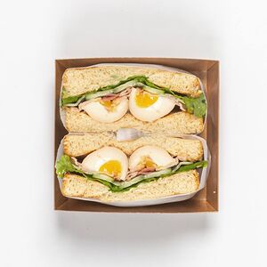 Сэндвич с беконом и яйцом