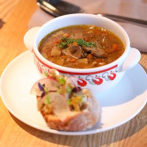 Грибная похлёбка с тостом с маринованными груздями