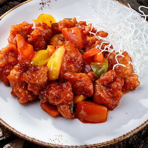 Курица с овощами и мёдом в соусе из свежих томатов