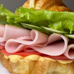 Круассан с ветчиной и овощами