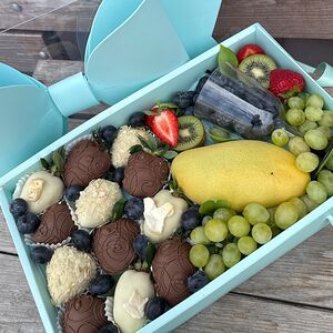 Клубника в шоколаде с фруктами 