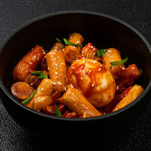 Токпокки с колбасками и яйцом