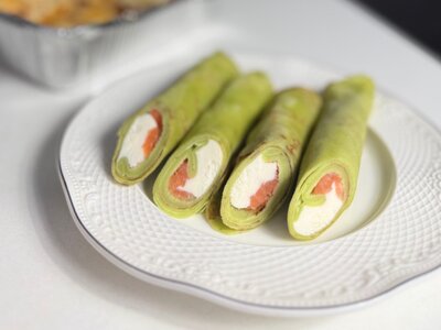 Блинчики шпинатные с лососем и сливочным сыром