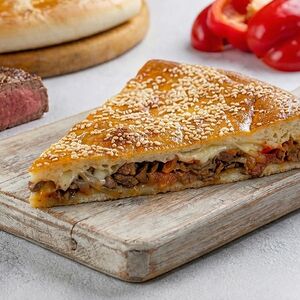 Слайс закрытой пиццы «С говядиной и овощами»