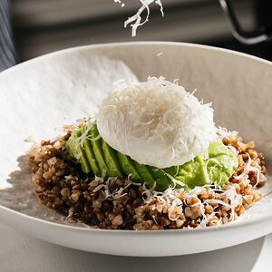 Гречотто c авокадо и яйцом пашот