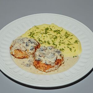 Куриные котлеты с грибным соусом