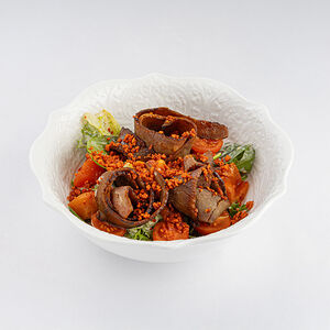 Салат с пастрами и кунжутной заправкой