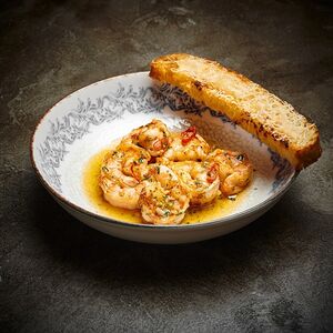 Тигровые креветки в ароматном масле с гренкой из чиабатты