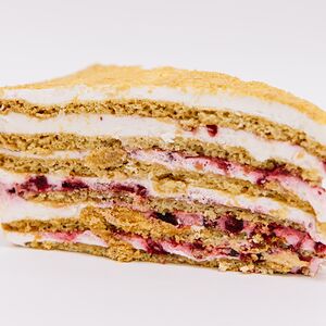 Медовик с брусникой