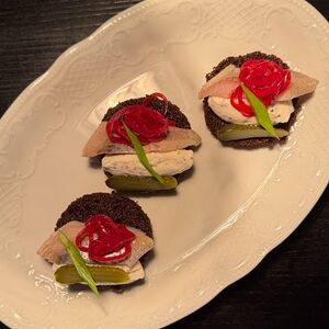 Дальневосточная сельдь с малиновым луком