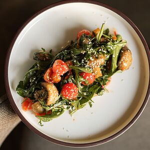 Шампиньоны с руколой, черри и чили соусом 