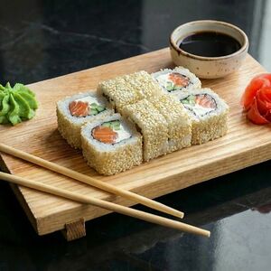 Спайси-ролл в кунжуте лосось