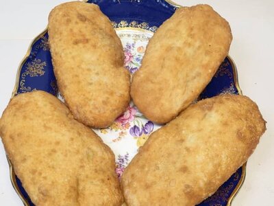 Пирожок с сосиской и картошкой