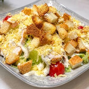 Салат Цезарь с курицей
