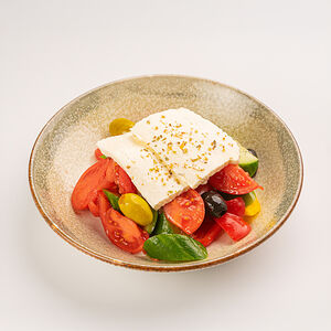 Греческий салат с сыром Чанах