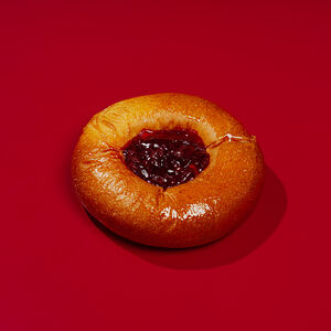 Ватрушка с творогом и брусникой