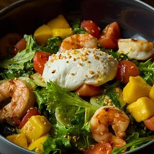 Салат с креветками, пряным томатом и копченым муссом из феты