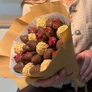 Букет «Шоколадные строки» из клубники в шоколаде 