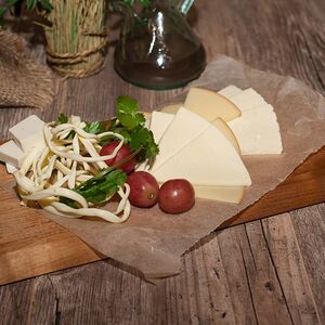 Ассорти из домашних сыров