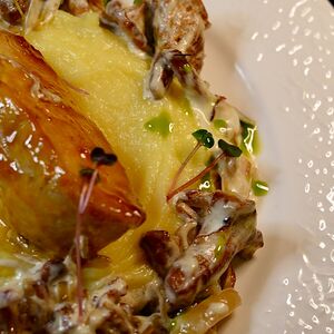 Филе цыпленка с картофельным пюре и лисичками в сливочном соусе