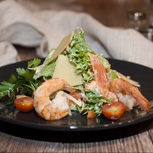 Салат Цезарь с креветками и слабосоленой семги