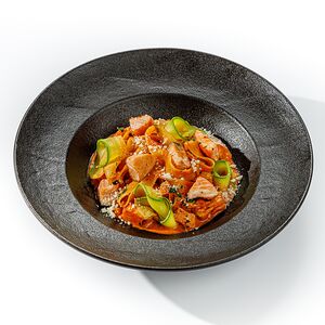 Феттуччине с лососем и кабачками в томатно-сливочном соусе