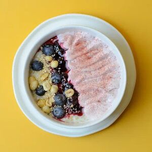 Каша с голубикой, смородиной и фундуком