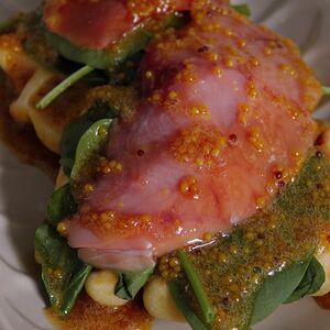 Белковые вафли с красной рыбой, творожным сыром и горчичным соусом