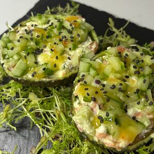 Тартар из лосося с крем-сыром и авокадо