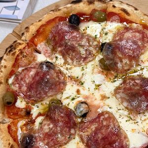 Пицца с салями Наполи и оливками