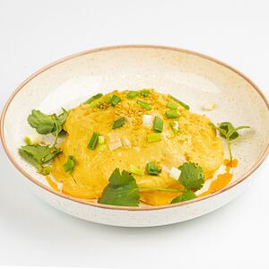 Рис кимчи с кальмаром и омлетом