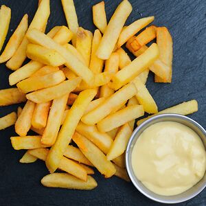 Картофель фри с сырным соусом
