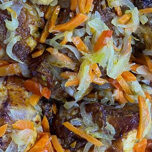 Курица с овощами жареная