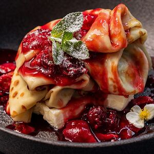 Блинчики с творогом и вишневым соусом