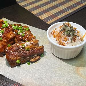 Ребра BBQ в азиатском стиле с рисом