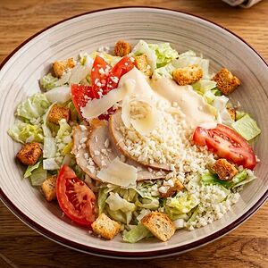 Салат Цезарь с курицей домашнего копчения 