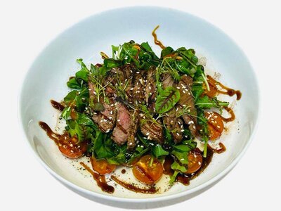 Стейк-салат с рукколой и томатами