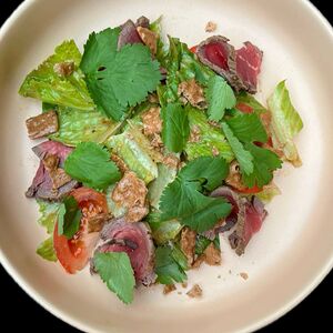 Салат с ростбифом, томатом и гречичными чипсами