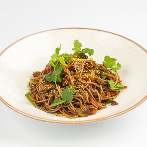 Соба с курицей по-азиатски