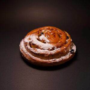 Улитка с заварным кремом и изюмом