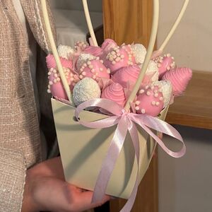 Корзиночка Ягодная поляна из клубники в шоколаде 