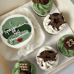 Набор десертов Бенто-торт и 5 капкейков «С праздником, мой защитник!»