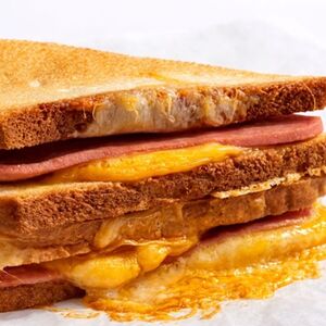 Сэндвич Четыре сыра с ветчиной