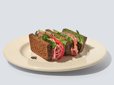 Бородинский сэндвич с пастрами