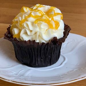Капкейки шоколадный, карамельный, маракуйя