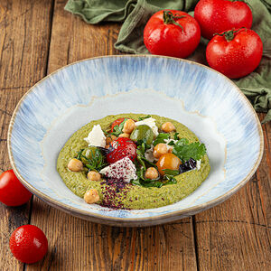 Зеленый хумус с брынзой