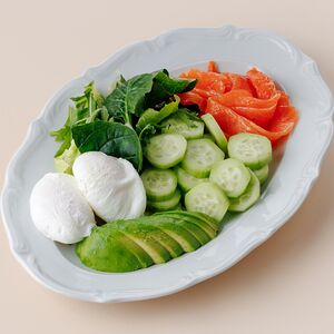 Яйцо с форелью, руколой и авокадо