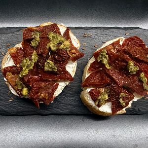 Брускетты с вялеными томатами 