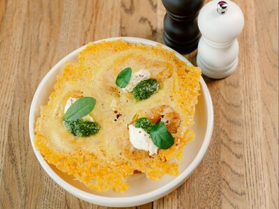Мясные запеченые блинчики-улитка в соусе бешамель под сырной корочкой